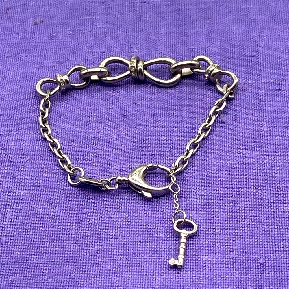 Vintage Fossil silver tone bow bracelet in 7 inches w/ 1 inch extension. CZ’s 🩷